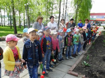 Не смолкнет слава тех великих лет!